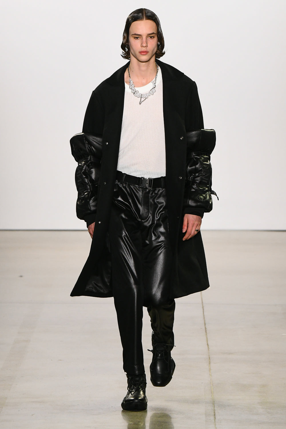 SEANNUNG - MEN- Casual Tailored Trousers in Dark Black 亮黑休閒西裝窄褲